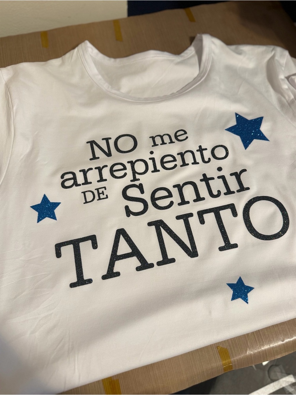 White Kids Top with Blue Star Accent - Inspirational Spanish Graphic